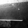 Grabplatte des Dietrich von Aus aus rotem Marmor.