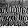 Fragment der Grabplatte für Leonhard Silberkamer, an der Westwand, zweite Platte von Süden, unten. Rotmarmor.
