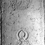 Wappengrabplatte des Albert Wadkadmer und seines Sohnes aus rotem Marmor.