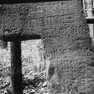Gedenkinschrift und Spruchinschrift auf einem Kreuz 