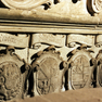 Vier von sechzehn Wappenschilden mit Beischriften im Sockelfeld des Epitaphs.