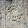Bild zur Katalognummer 321: Kartusche mit Wappenschild im Lorbeerkanz aus der Grabplatte des Wilhelm Loer oder eines Familienangehörigen.