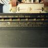 Bild zur Katalognummer 343: Inschrift auf dem Sockelgesims des Altaraufsatzes der Liebfrauenkirche Oberwesel