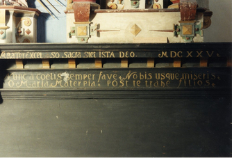Bild zur Katalognummer 343: Inschrift auf dem Sockelgesims des Altaraufsatzes der Liebfrauenkirche Oberwesel