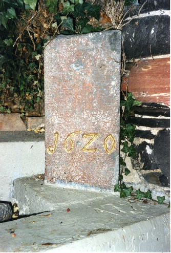 Bild zur Katalognummer 330: Fragment eines Wegekreuzes mit Jahreszahl