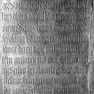 Grabplatte für Wolf Huebinger, seine Ehefrau Apollonia, geb. Staininger, und deren Kinder, an der Nordwand, elfte von Westen, oben. Rotmarmor.