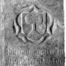 Grabplatte mit den Grabinschriften für Kaspar Finbeck und eine Barbara (I) sowie für seine Ehefrau Anna (II), an der Westwand, innen unter der Empore, erste Platte von Norden, oben. Rotmarmor.