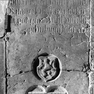 Grabplatte mit den Grabinschriften für Anna Ratauer (Nr. 389) und Veronika Riß (Nr. 784), im Boden am Südportal. Mehrfachverwendung der Platte. Rotmarmor.