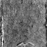 Grabplatte für den Ratsbürger Ambros Brunhofer, an der Südwand, neunte von Westen. Rotmarmor.