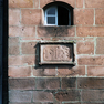 Jahreszahl in gotischen Ziffern auf einer Sandsteintafel an der Mauer des Wehrgangs.