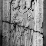 Figurale Grabplatte für den Probst von St. Nikola, Stephan Hager, in der nördlichen Seitenkapelle an der Ostwand. Rotmarmor.