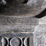 Taufbecken aus Zinnguss, Detail, Fuß mit Inschrift von 1804