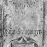 Grabinschrift für Hans Staudinger auf der Grabplatte für Georg Staudinger (Nr. 94), an der Nordwand des Altarraums, oben, zweite von Westen. Zweitverwendung der Platte.