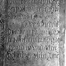 Grabplatte für den Bürger Hans Pruckendorffer (I) und seine Ehefrau Dorothea (II), an der Wand zur Sakristei (Westwand des Querhauses), zweite von Süden, oben. Rotmarmor.
