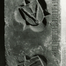 Grabplatte des Hans (Engl?) aus Sandstein, heute an der Wand aufgerichtet.