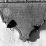 Unterhang eines Epitaphs für den fürstbischöflichen Kellermeister Hans Schelnbeckh und seine Ehefrau Maria, geb. Baumgartner, im Westflügel an der Westwand im dritten Joch von Norden neben der Tür. Kalkstein.