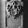 Grabplatte des Grafen Georg Heinrich von Erbach im nördlichen Seitenschiff.