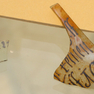 Zwei Fragmente eines bemalten Becherglases ähnlicher Art wie Katalognummer 300.