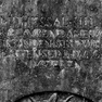 Grabplatte für Johann von Lomnitz, Freiherr von Meserith, an der Südwand im sechsten Joch von Westen, unten. Rotmarmor.