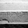 Fragment einer Grabplatte für eine(n) Kramer und eine Anna Graus, auf der Südtreppe zur Empore, letzter Lauf vor der Empore, vierte, sechste und siebente Stufe.