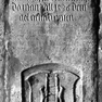 Grabplatte mit den Grabinschriften für die Bürger Hans Wisinger den Jüngeren (Nr. 465) und Sebastian Wisinger (Nr. 651) sowie für Ursula Jetlmaier (Nr. 672), an der Südwand, 14. von Westen. Rotmarmor.