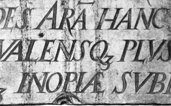 Bild zur Katalognummer 226: Nahaufnahme des Fragment der Inschriftentafel des Epitaphaltar für Margaretha NN.,nach rechts geneigte Kapitalis