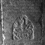 Wappengrabplatte für den Ilzstadtrichter Andreas Khörl, an der Südwand, zehnte von Westen. Rotmarmor.