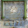 Türsturz und Inschrifttafel über dem Portal an der Nordwand des Turms