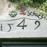Sturz mit Jahreszahl und Wappenbeischrift
