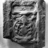 Bild zur Katalognummer 385: Fragment der Grabplatte eines Unbekannten