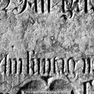 Detail zu Grabplatte mit den Grabinschriften für Anna und Jörg Gartner (Nr. 366) und Katharina Gartner (Nr. 454), an der Südwand, im fünften Abschnitt von Westen, unterste Platte. Rotmarmor.