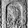 Grabinschrift für Katharina Worder auf der Grabplatte für Georg Derrer (Nr. 240), an der Westwand im fünften Joch von Norden, neben der Tür. Zweitverwendung der Platte.
