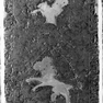 Wappengrabplatte mit den Grabinschriften für die Kanoniker Altmann von Winzer (Nr. 50) und Johann von Puchberg (Nr. 89), an der Südwand in der westlichen Nische, dritte Platte von Osten. Mehrfachverwendung der Platte. Rotmarmor.