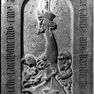 Wappengrabplatte des Hartwig von Degenberg aus rotem Marmor, an der Wand aufgerichtet.