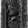 Wappengrabplatte des Kanonikus Heinrich von Lentersheim aus rotem Marmor, an der Wand aufgerichtet.