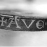 Domschatz Inv. Nr. 114, Deckel einer Dose, Detail: Inschrift (2. H. 13. Jh.)