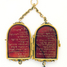 Schmuckanhänger mit den Zehn Geboten in hebräischer Schrift