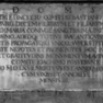 Grabtafel für Sebastian I. von Ortenburg an der Nordwand, obere Reihe, unter der Platte für Karl I. von Ortenburg (Nr. 633). Weißer Kalkstein.