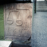 Jahreszahl und Initialen auf einem Reliefstein, der im Sockel des Hauses an der Ecke zur Turmstraße eingemauert ist.