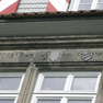 Fenstersturz mit Wappen, Initialen und Jahreszahl