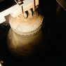 Gebetsinschrift und Grussjahr auf einer Glocke im Glockenturm.