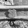 Ziehbrunnen, Westseite, Detail mit Inschrift und Wappen am Galgen