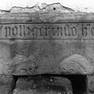 Fragment einer figuralen Grabplatte für die Kanoniker Heinrich Pollinger und Heinrich Daigscher