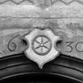 Jahreszahl mit Wappen im Türsturz des Nordportals 
