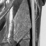 Schnitzfigur des hl. Maternus von Köln (?), Detail mit Sauminschrift