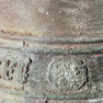 Glocke mit Gussjahr, Glockenrede, Meisterinschrift und Name, Detail Medaillon