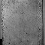 Fragment einer Grabplatte für einen Pfarrer Heinrich, innen an der Nordwand, dritte von Westen. Rotmarmor.