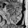 Fragment einer Wappengrabplatte für Wilhelm Triebenbacher und seine Ehefrau Apollonia, geb. Aigner, an der Südwand im siebenten Joch von Westen, untere Platte. Rotmarmor.