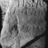 Fragments eines Steins mit Inschrift