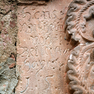 Namensinschrift auf ädikulaförmigen Wappenstein aus rotem Sandstein 